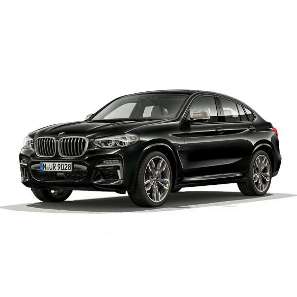 BMW X4 M40i och BMW X4 M40d, trefjärdedels vy framifrån. BMW X4 M40i och BMW X4 M40d i Safirsvart metallic, Exteriör, trefjärdedels vy framifrån från höger.