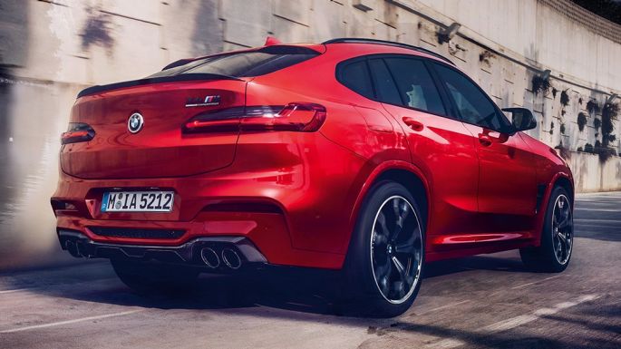 BMW M4 Competition, bakifrån från sidan. BMW X4 M Competition i Torontoröd metallic, Exteriör, bakifrån från sidan.
