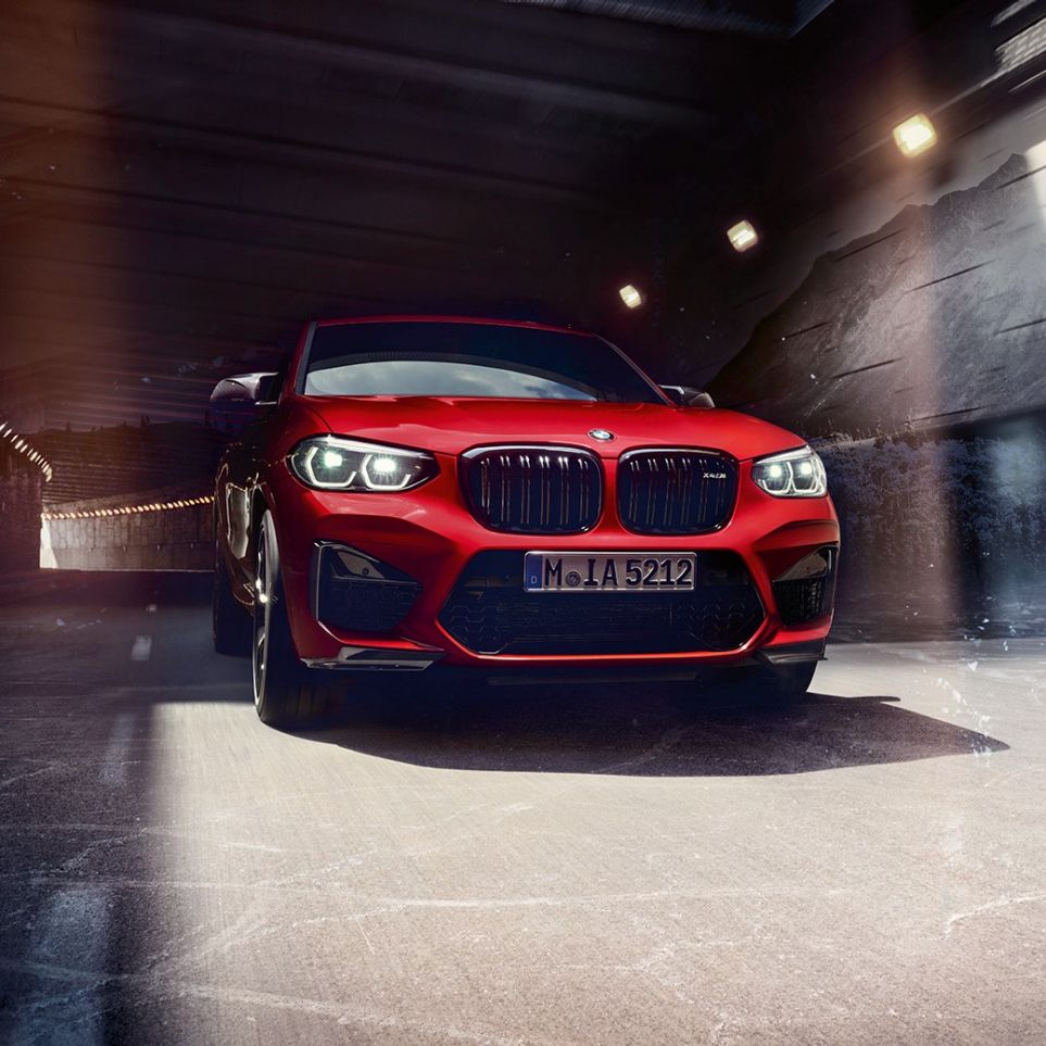 BMW M4 Competition Trefjärdedels vy framifrån. BMW X4 M Competition i Torontoröd metallic, Exteriör, Trefjärdedels vy framifrån.