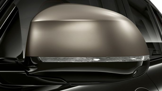 BMW X4 M40i och BMW X4 M40d, backspegelskåpor. BMW X4 M40i och BMW X4 M40d i Safirsvart metallic, Exteriör, galvaniserade backspegelskåpor i Ceriumgrå.
