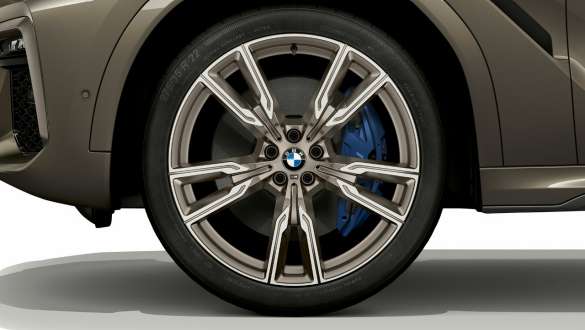 BMW X6 M50i med fokus på lättmetallfälg G06 BMW X6 M50i utvändig utrustning lättmetallfälg G06 2018 SUV