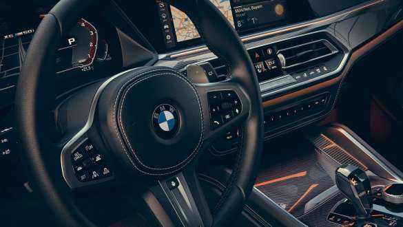 BMW X6 M50i Steptronic-sportväxellåda G06 BMW X6 M50i G06 2018 SUV Steptronic-sportväxellåda förarplats M lädersportratt