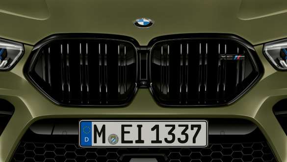M specifik kylargrill på BMW X6 M Competition F96 M gälar BMW X6 M Competition F96 2020 SUV speciallack Urban Green utvändig utrustning