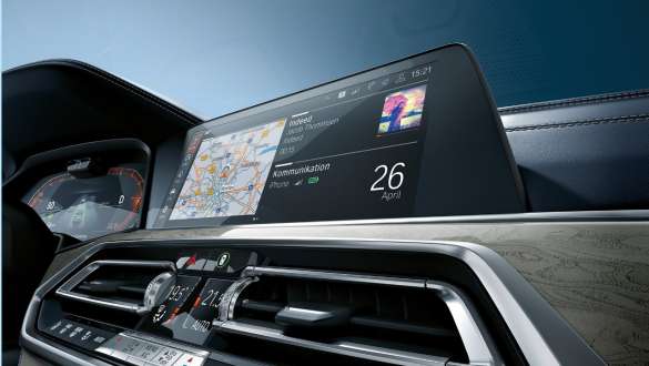 BMW X7 M ed BMW Live Cockpit Professional Vy snett underifrån av BMW Live Cockpit Professional i BMW X7, G07