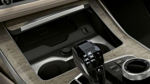 De tempererade mugghållarna i BMW X7 M BMW X7 M, Interiör, närbild på mittkonsolen med fokus på de tempererade mugghållarna, G07