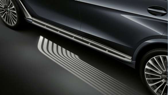 BMW X7 M med Welcome Light Carpet BMW X7 M Vy snett uppifrån, Welcome Light Carpet projiceras framför insteget vid förardörren, G07
