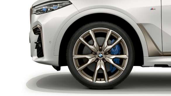 BMW X7 M med lättmetallfälgar BMW X7 M med M lättmetallfälgar V-eker 755 M, G07, närbild fälg