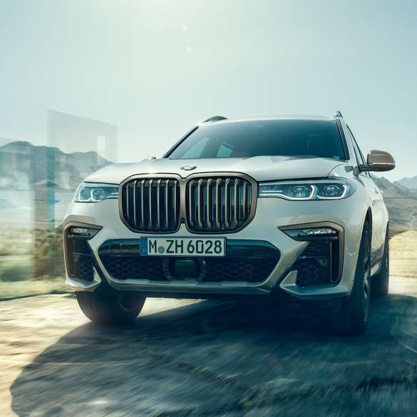BMW X7 M50d, sedd framifrån BMW X7 M50d i Mineralvit, sedd framifrån, G07, 2019