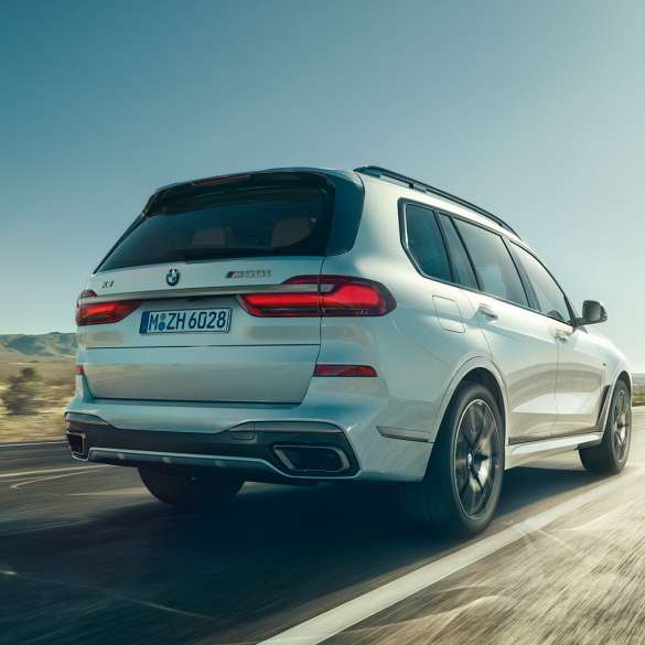 BMW X7 M50i, trefjärdedelsvy bakifrån BMW X7 M50d i Mineralvit, trefjärdedelsvy bakifrån, G07, 2019