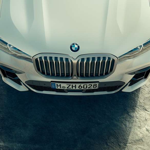 BMW X7 M front med BMW njure BMW X7 M M50d och M50i, front och motorhuv ur fågelperspektiv, G07, 2019