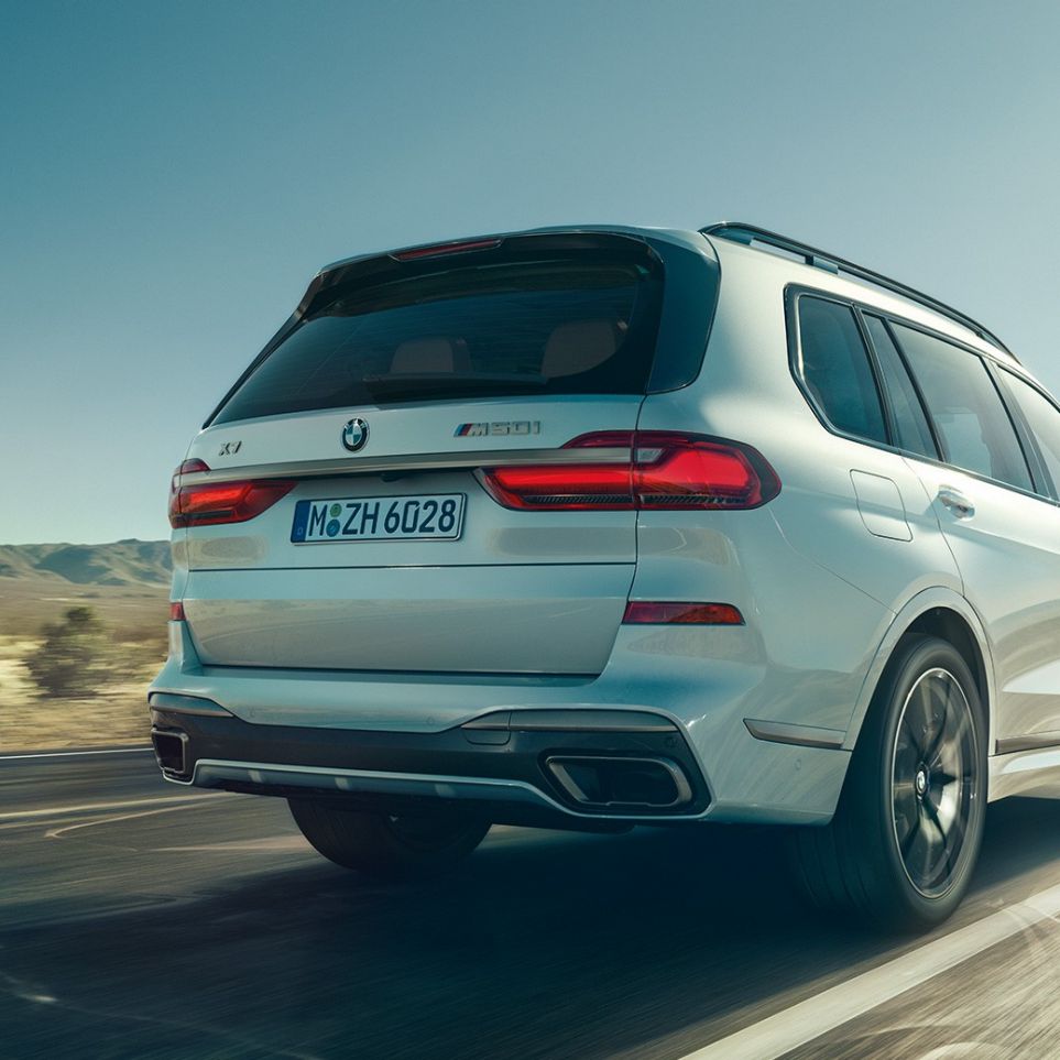BMW X7 M50i, sedd bakifrån BMW X7 M50d i Mineralvit, körandes, sedd bakifrån, G07, 2019