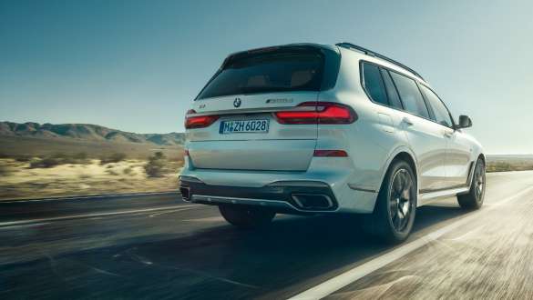 BMW X7 M Automobil med Executive Drive Pro G07 2019 BMW X7 M Automobil med chassireglersystemet Executive Drive Pro G07 2019, sedd snett bakifrån under körning