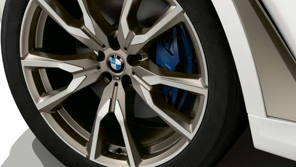 BMW X7 M Automobil med M sportbromsar G07 2019 BMW X7 M Automobil med M sportbromsar G07 2019, närbild av lättmetallfälg