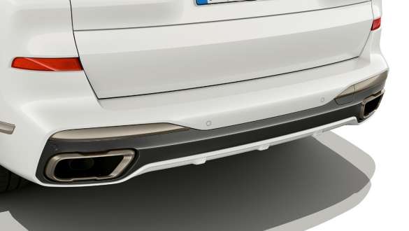 BMW X7 M Automobil med M-typiska slutrörskåpor G07 2019 BMW X7 M Automobil mit M-typiska slutrörskåpor G07 2019, närbild av slutrörskåpa