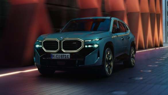 BMW XM G09 laddhybrid sedd från sidan BMW XM G09 laddhybrid sedd från sidan framför en byggnad