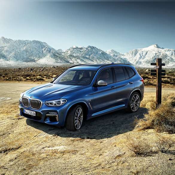 BMW X3 M40i, trefjärdedelsvy framifrån i bergen BMW X3 M40i, trefjärdedelsvy framifrån i bergen