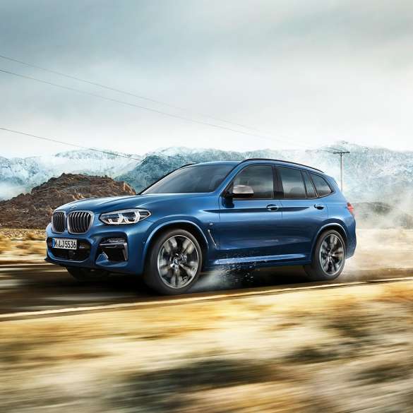 BMW X3 M40i, medium bild fälgar och bakre stötfångare framför berg BMW X3 M40i, medium bild fälgar och bakre stötfångare framför berg