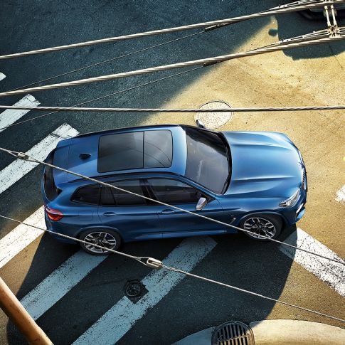 BMW X3 M40i, fågelperspektiv tak och motorhuv BMW X3 M40i, fågelperspektiv tak och motorhuv
