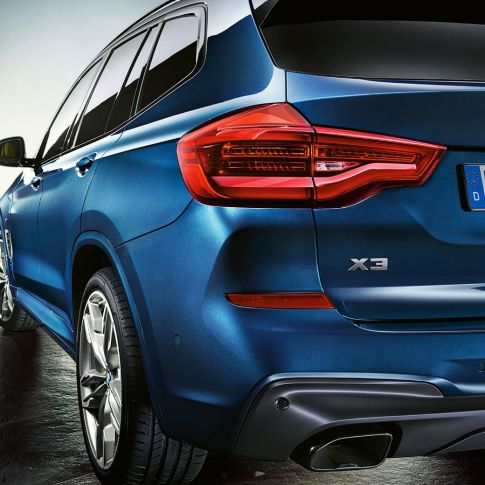 BMW X3 M40i, trefjärdedelsvy med LED-baklyktor BMW X3 M40i, trefjärdedelsvy med LED-baklyktor