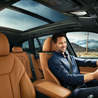 BMW X3 M40i, förarplats med man bakom ratten BMW X3 M40i, förarplats med man bakom ratten