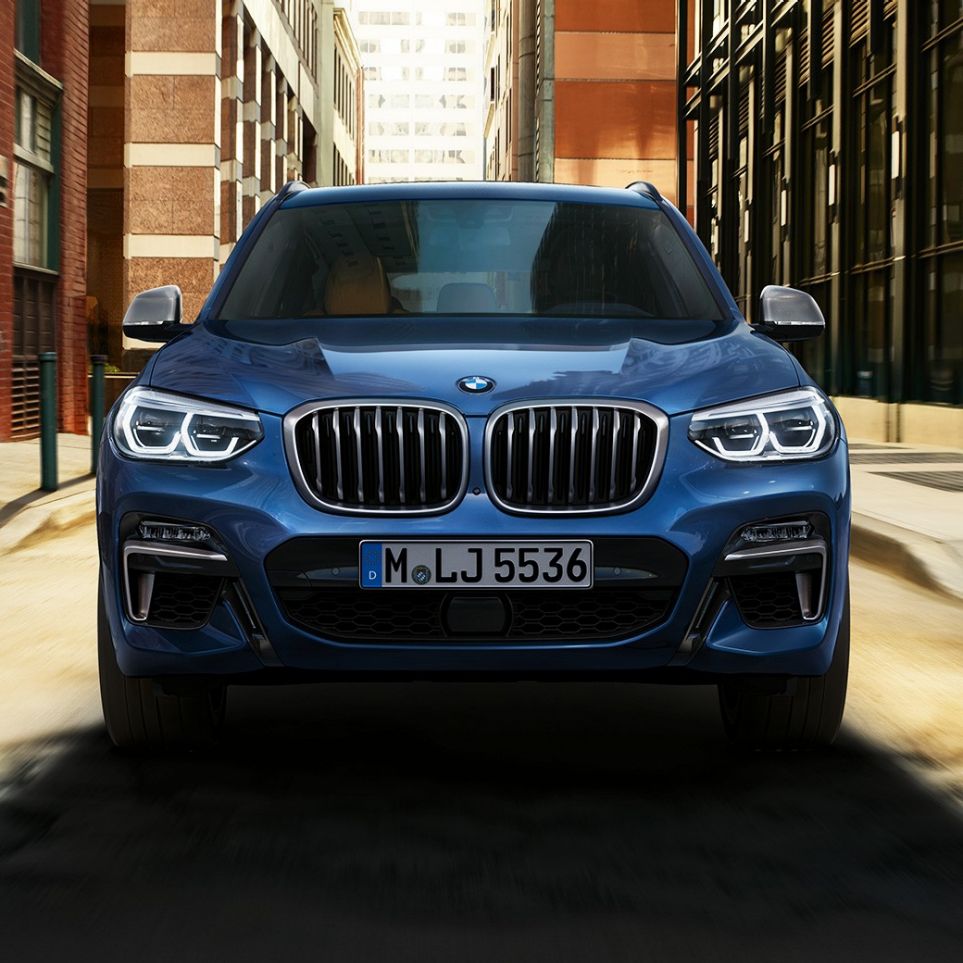 BMW X3 M40i, bild framifrån i stadsmiljö BMW X3 M40i, bild framifrån i stadsmiljö