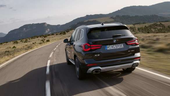 Körlägen BMW X3 xDrive30e. Plug-in hybrid BMW X3 xDrive30e G01 Körlägen Sofistogrå bakparti 2021