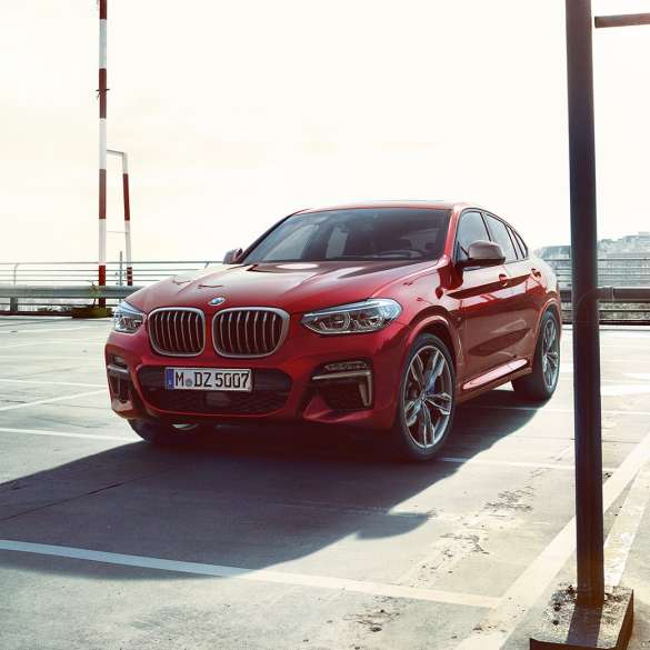 BMW X4 exteriör BMW X4 M40i G02 2018 Flamencoröd briljanteffekt röd trefjärdedelsvy framifrån