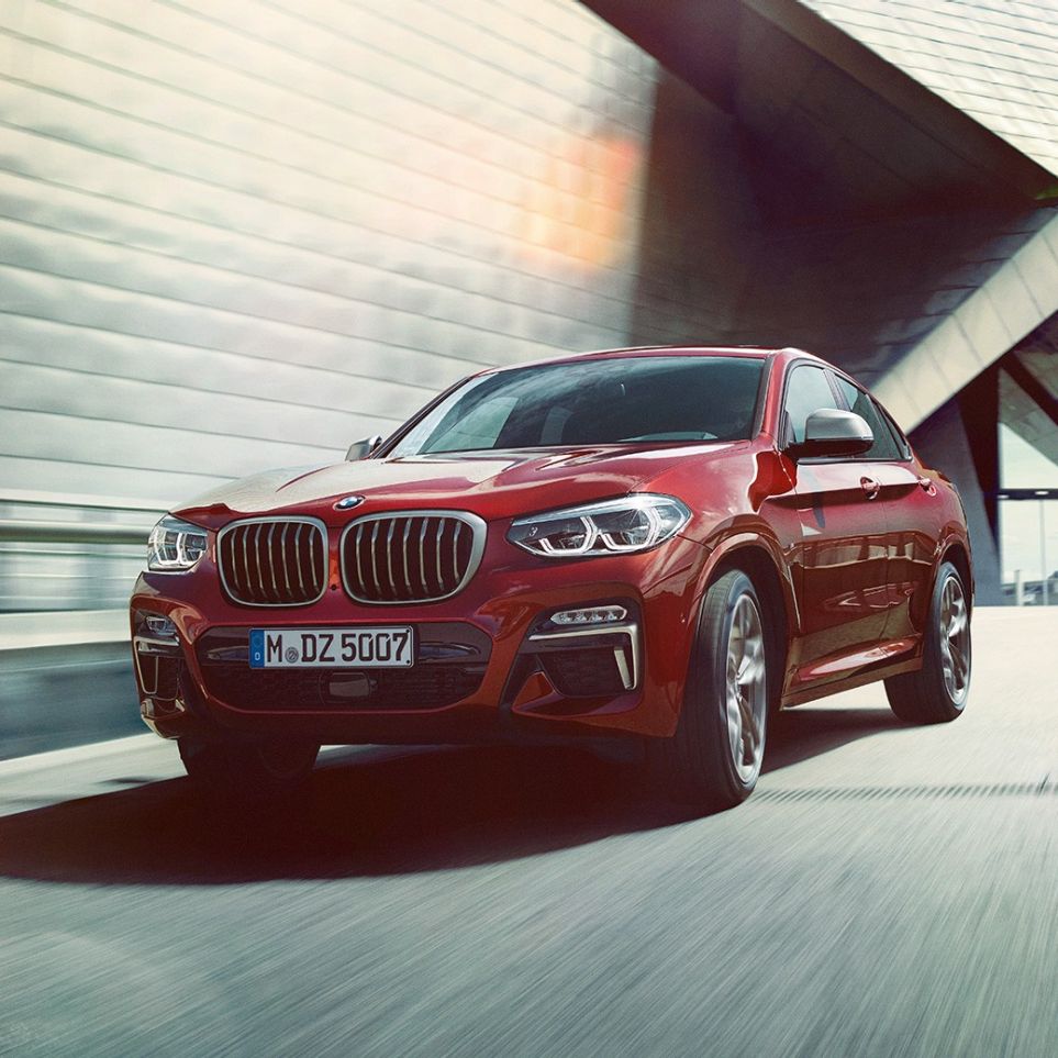 Trefjärdedelsvy framifrån BMW X4 BMW X4 M40i G02 2018 Flamencoröd briljanteffekt röd trefjärdedelsvy framifrån