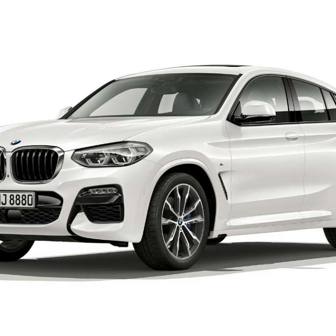 Trefjärdedelsvy framifrån BMW X4 Modell M Sport BMW X4 xDrive30i Modell M Sport G02 2018 Alpinvit trefjärdedelsvy framifrån