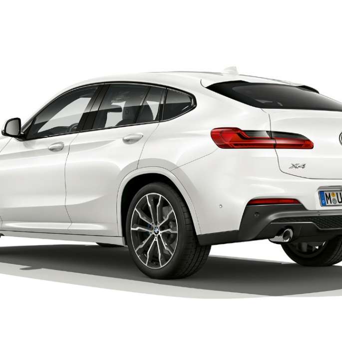 Trefjärdedelsvy bakifrån BMW X4 Modell M Sport BMW X4 xDrive30i Modell M Sport G02 2018 Alpinvit trefjärdedelsvy bakifrån