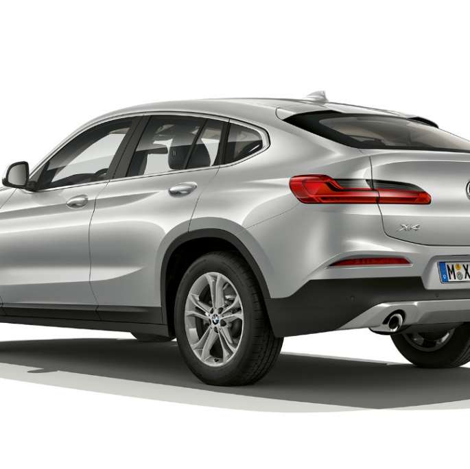 Trefjärdedelsvy bakifrån BMW X4 Modell Advantage BMW X4 xDrive20d Modell Advantage G02 2018 Glaciärsilver trefjärdedelsvy bakifrån