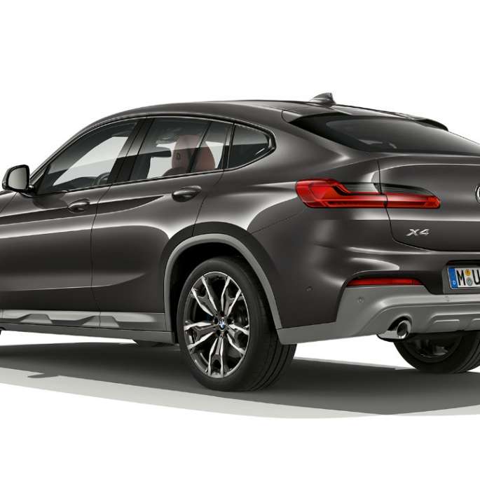Trefjärdedelsvy bakifrån BMW X4 Modell M Sport X BMW X4 xDrive30i Modell M Sport x G02 2018 Sophistogrå briljanteffekt trefjärdedelsvy bakifrån