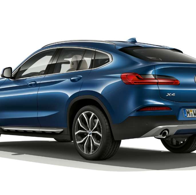 Trefjärdedelsvy bakifrån BMW X4 Modell xLine BMW X4 xDrive20d Modell xLine G02 2018 Phytonicblå trefjärdedelsvy bakifrån