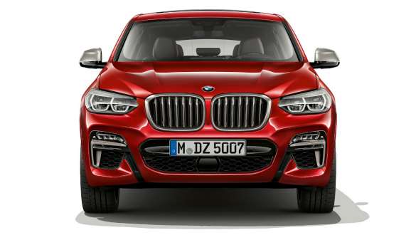 Motorhuv och dubbelnjure BMW X4 Motorhuv och dubbelnjure BMW X4 M40i G02 2018 Flamencoröd briljanteffekt sedd framifrån