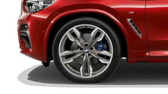 Fälgar och hjulhus BMW X4 Aluminiumfälgar och hjulhus BMW X4 M40i G02 2018 Flamencoröd briljanteffekt sedd från sidan