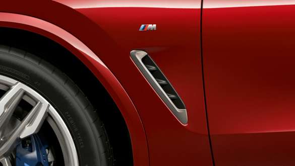 Air Breather BMW X4 Air Breather BMW X4 M40i G02 2018 Flamencoröd briljanteffekt närbild