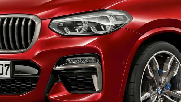Adaptiva led-strålkastare och luftintag BMW X4 Adaptiva LED-strålkastare och luftintag BMW X4 M40i G02 2018 Flamencoröd briljanteffekt närbild front