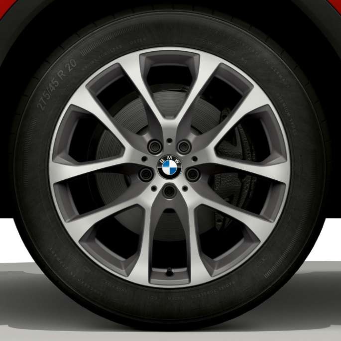 BMW X6 med BMW xLine, lättmetallfälg. BMW X6 med BMW xLine med fokus på lättmetallfälg.