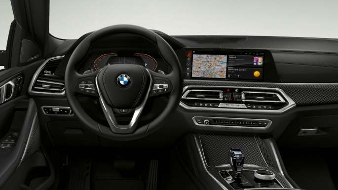 BMW X6 med BMW xLine, förarplats. BMW X6-interiör med BMW xLine med fokus på förarplatsen