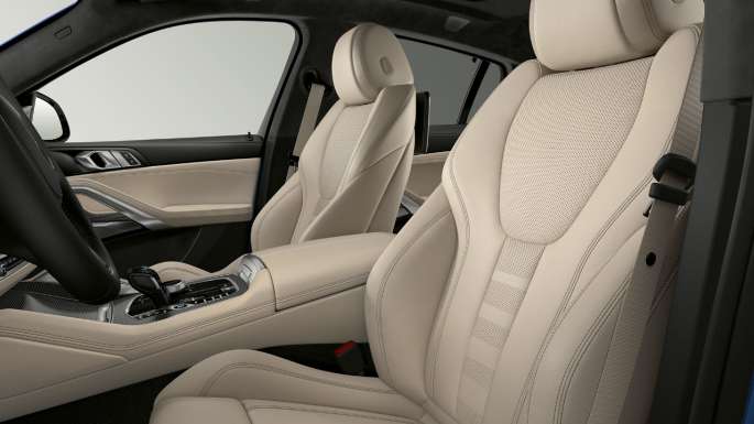 BMW X6 med M-sportpaket, klädsel. BMW X6 Interiör med M-sportpaket med fokus på klädsel