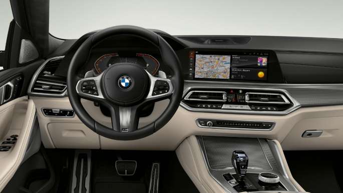 BMW X6 med M-sportpaket, förarplats. BMW X6 Interiör med M-sportpaket med fokus på förarplatsen