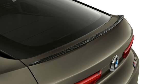 M-bakspoiler i kolfiber. BMW X6 med närbild på M-bakspoiler i kolfiber.