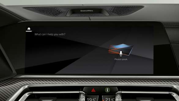 Head-Up Display med BMW Intelligent Personal Assistant. BMW X6-förarplats med fokus på BMW Intelligent Personal Assistant i Head-Up Display.