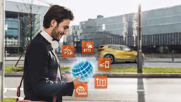 En man som håller ConnectedPackage Professional. En man som håller ConnectedPackage Professional i handen
