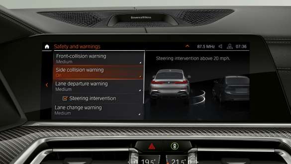 Head-Up Display med Driving Assistant Professional. BMW X6-förarplats med fokus på Driving Assistant Professional i Head-Up Display.