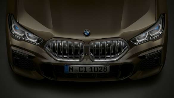 BMW X6 front. Närbild på BMW X6 front med BMW-njure i Iconic Glow sedd ur ett fågelperspektiv.