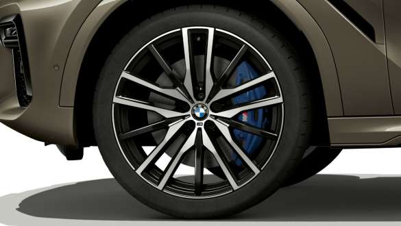 BMW X6 med fokus på lättmetallfälg. BMW X6, exteriör med fokus på lättmetallfälg.