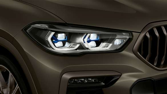 BMW-laserstrålkastare. Närbild på BMW X6 med fokus på laserstrålkastarna.