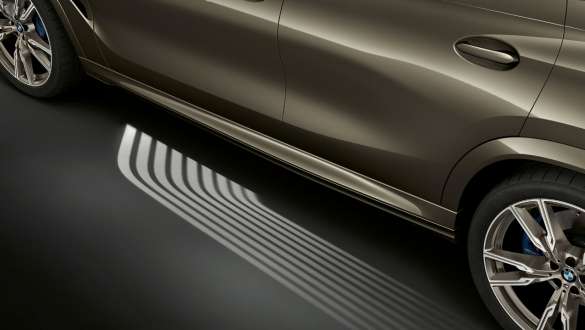 BMW Welcome Light Carpet. BMW X6 sedd från sidan med fokus på Welcome Light Carpet.