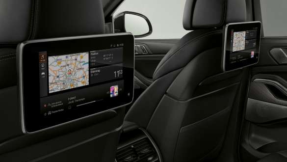 Infotainment Professional för baksätet. Närbild på BMW-interiör med fokus på Entertainment Professional-anläggningen i baksätet.